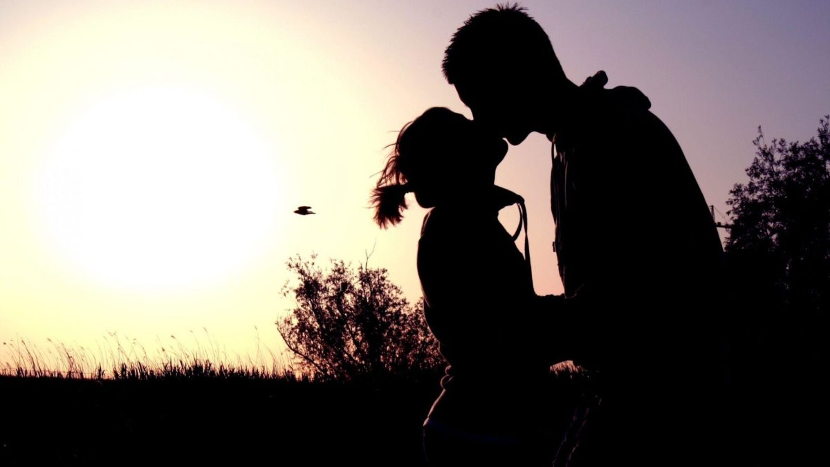 Kissing Couple Wallpapers, Pictures, Images
